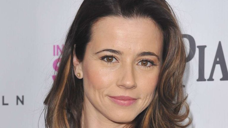 Linda Cardellini - All Body Measurements Including Boobs, Waist, Hips ...